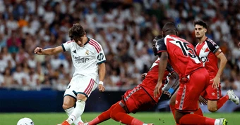 Mourinho chỉ trích trọng tài, Simeone phản ứng gắt