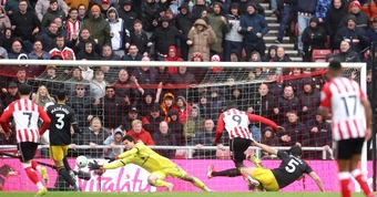 MU may mắn thoát thua trước Sunderland