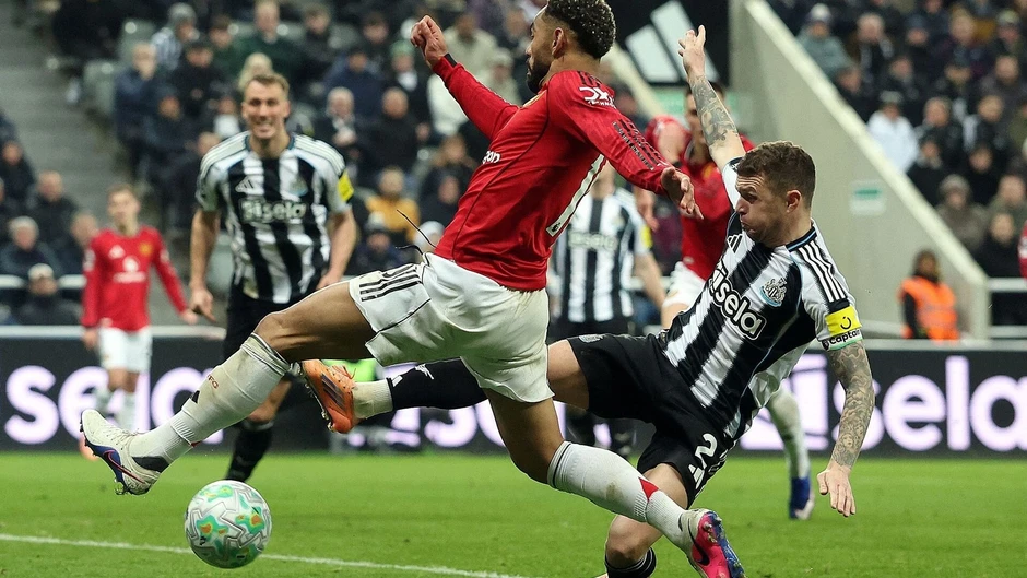 Newcastle xuất sắc đánh gục MU dù chơi thiếu người Newcastle xuất sắc đánh gục MU dù chơi thiếu người