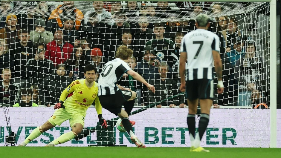 Newcastle xuất sắc đánh gục MU dù chơi thiếu người Newcastle xuất sắc đánh gục MU dù chơi thiếu người