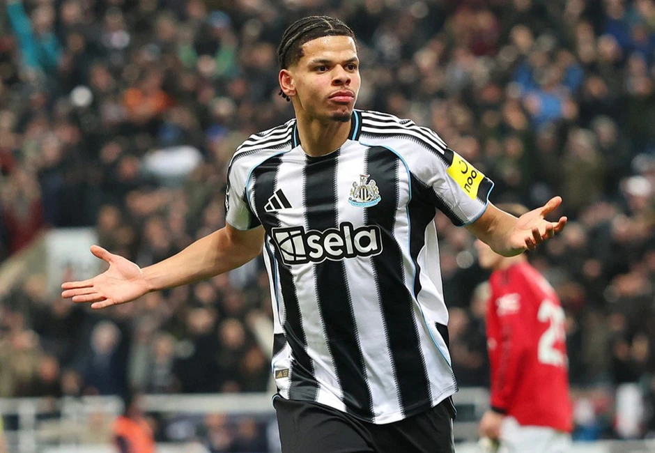 Newcastle xuất sắc đánh gục MU dù chơi thiếu người Newcastle xuất sắc đánh gục MU dù chơi thiếu người