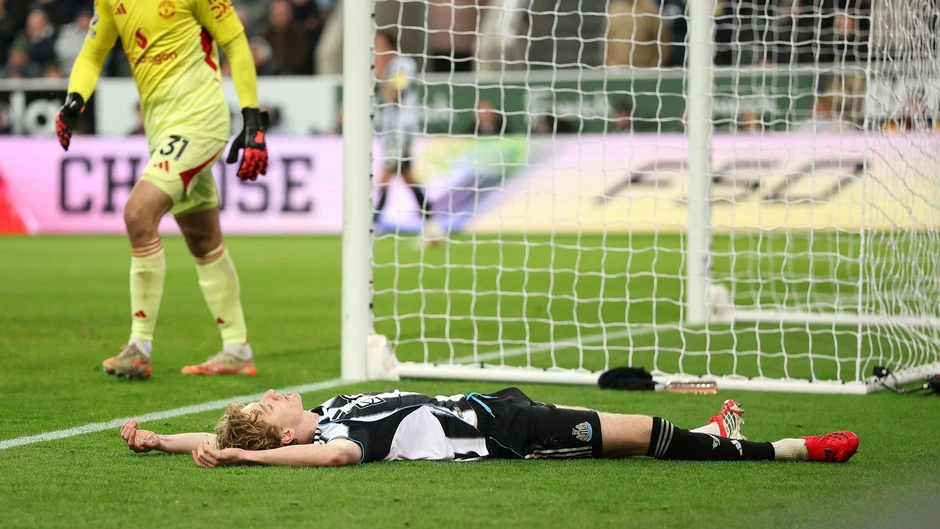 Newcastle xuất sắc đánh gục MU dù chơi thiếu người Newcastle xuất sắc đánh gục MU dù chơi thiếu người