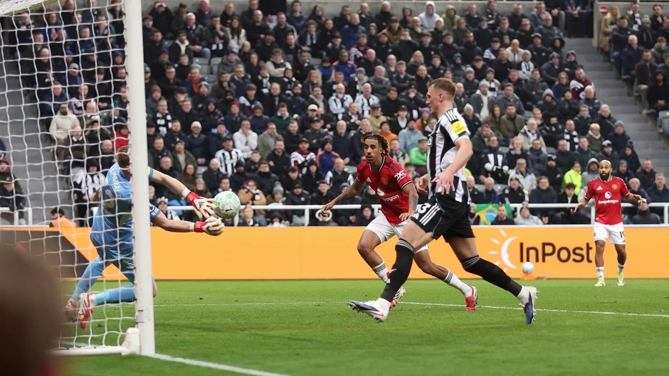 Newcastle xuất sắc đánh gục MU dù chơi thiếu người Newcastle xuất sắc đánh gục MU dù chơi thiếu người