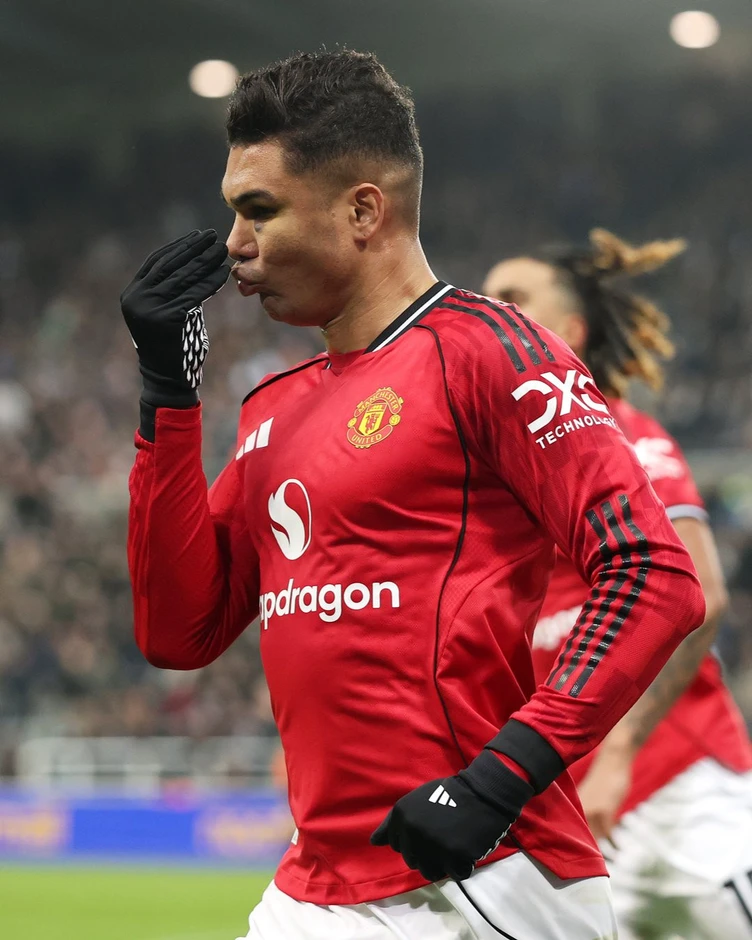 Newcastle xuất sắc đánh gục MU dù chơi thiếu người Newcastle xuất sắc đánh gục MU dù chơi thiếu người