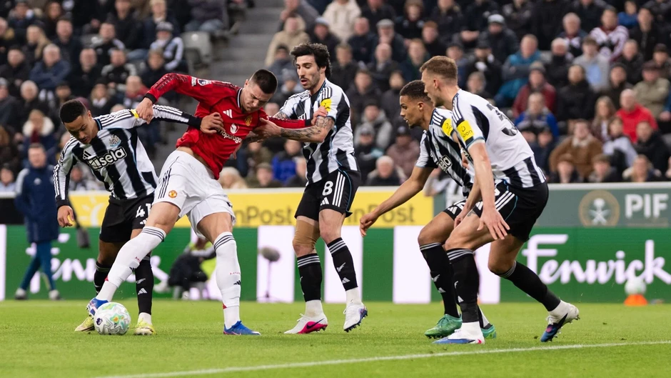 Newcastle xuất sắc đánh gục MU dù chơi thiếu người Newcastle xuất sắc đánh gục MU dù chơi thiếu người