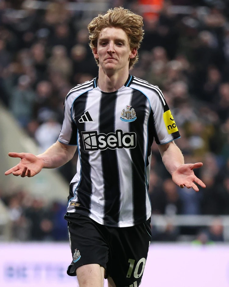 Newcastle xuất sắc đánh gục MU dù chơi thiếu người Newcastle xuất sắc đánh gục MU dù chơi thiếu người