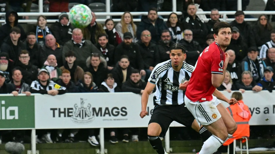 Newcastle xuất sắc đánh gục MU dù chơi thiếu người Newcastle xuất sắc đánh gục MU dù chơi thiếu người