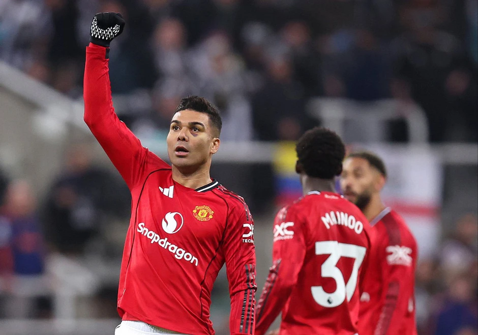 Newcastle xuất sắc đánh gục MU dù chơi thiếu người Newcastle xuất sắc đánh gục MU dù chơi thiếu người
