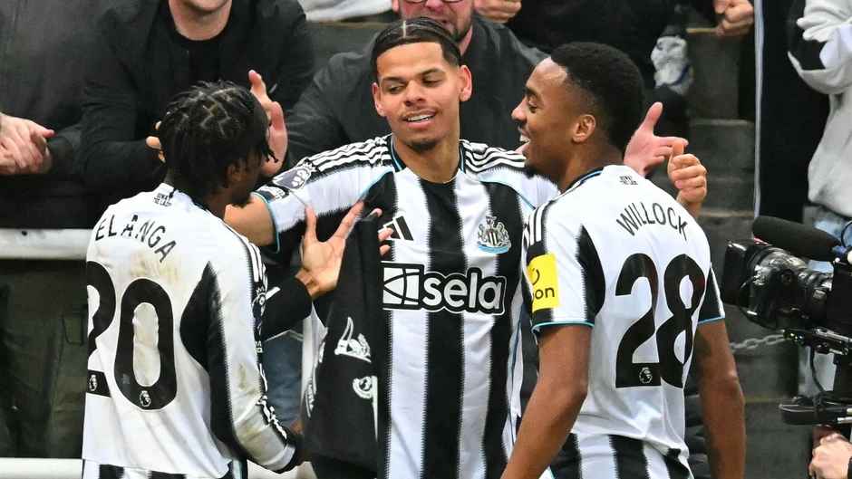 Newcastle xuất sắc đánh gục MU dù chơi thiếu người Newcastle xuất sắc đánh gục MU dù chơi thiếu người