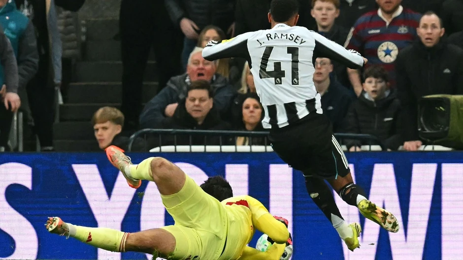 Newcastle xuất sắc đánh gục MU dù chơi thiếu người Newcastle xuất sắc đánh gục MU dù chơi thiếu người