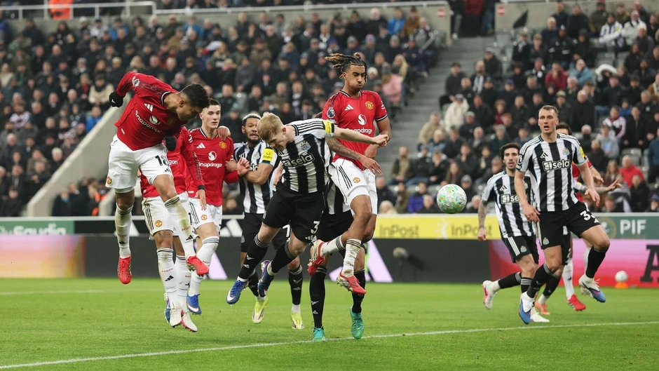 Newcastle xuất sắc đánh gục MU dù chơi thiếu người Newcastle xuất sắc đánh gục MU dù chơi thiếu người