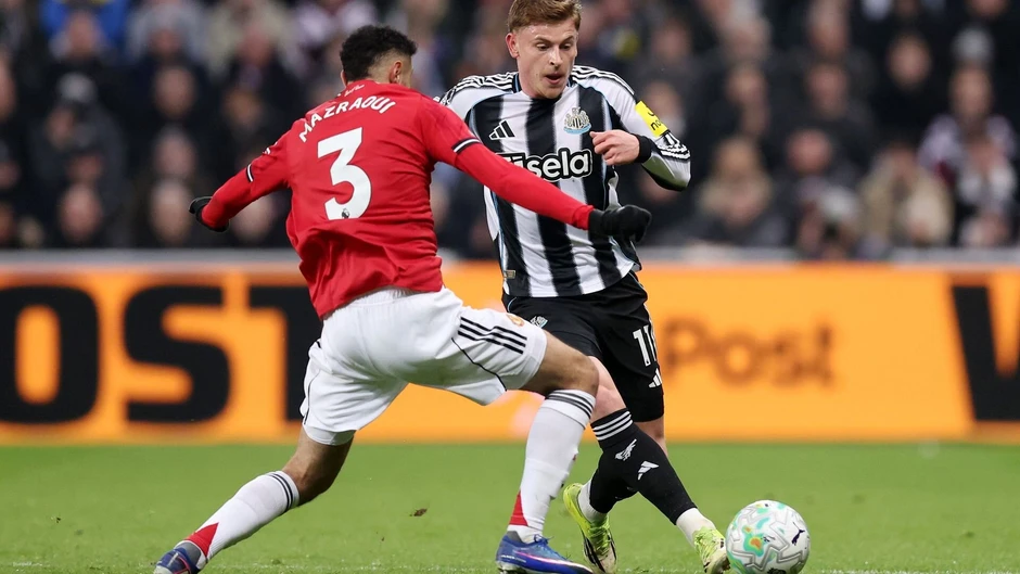 Newcastle xuất sắc đánh gục MU dù chơi thiếu người Newcastle xuất sắc đánh gục MU dù chơi thiếu người
