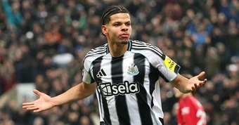 Newcastle xuất sắc đánh gục MU dù chơi thiếu người