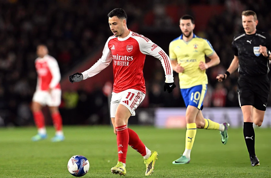 Ngôi sao của Arsenal đối mặt án phạt nặng sau pha xô đẩy trọng tài Ngôi sao của Arsenal đối mặt án phạt nặng sau pha xô đẩy trọng tài