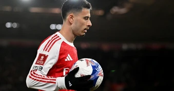 Ngôi sao của Arsenal đối mặt án phạt nặng sau pha xô đẩy trọng tài