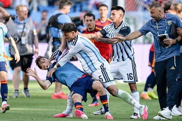 Ngôi sao trẻ Tây Ban Nha bất ngờ lên tiếng bảo vệ cầu thủ Argentina Ngôi sao trẻ Tây Ban Nha bất ngờ lên tiếng bảo vệ cầu thủ Argentina