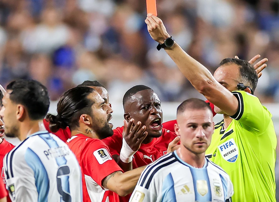 Người Thụy Sĩ phẫn nộ với trọng tài, FIFA ưu ái Argentina Người Thụy Sĩ phẫn nộ với trọng tài, FIFA ưu ái Argentina