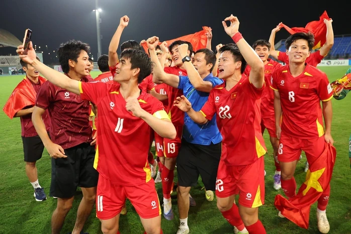 Nguyễn Đình Bắc, HLV Kim Sang-sik nhận Bằng khen của Bộ trưởng Bộ Văn hóa, Thể thao và Du lịch Nguyễn Đình Bắc, HLV Kim Sang-sik nhận Bằng khen của Bộ trưởng Bộ Văn hóa, Thể thao và Du lịch