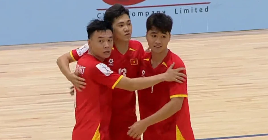 Nhan Gia Hưng dứt điểm lạnh lùng, mở tỉ số cho tuyển futsal Việt Nam Nhan Gia Hưng dứt điểm lạnh lùng, mở tỉ số cho tuyển futsal Việt Nam