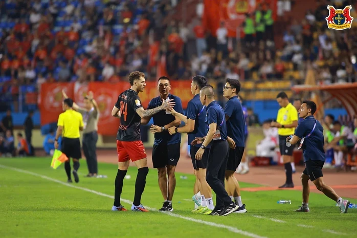 Ninh Bình FC bất ngờ chia tay trợ lý cũ của HLV Park Hang-seo Ninh Bình FC bất ngờ chia tay trợ lý cũ của HLV Park Hang-seo