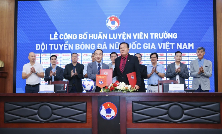 Ông Hoàng Văn Phúc gửi thông điệp tới các cầu thủ trong ngày nhậm chức HLV trưởng tuyển nữ Việt Nam Ông Hoàng Văn Phúc gửi thông điệp tới các cầu thủ trong ngày nhậm chức HLV trưởng tuyển nữ Việt Nam