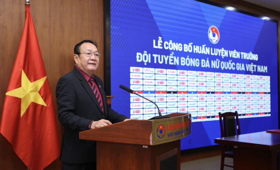 Ông Hoàng Văn Phúc gửi thông điệp tới các cầu thủ trong ngày nhậm chức HLV trưởng tuyển nữ Việt Nam Ông Hoàng Văn Phúc gửi thông điệp tới các cầu thủ trong ngày nhậm chức HLV trưởng tuyển nữ Việt Nam