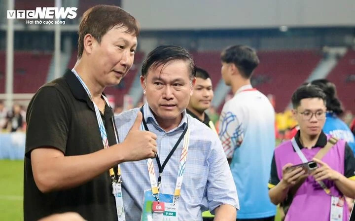 Ông Kim Sang-sik và 3 'mũi tên vàng' trên hàng công tuyển Việt Nam Ông Kim Sang-sik và 3 'mũi tên vàng' trên hàng công tuyển Việt Nam