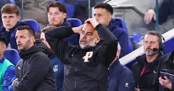 Pep Guardiola bực bội vì sai lầm khiến Man City trả giá