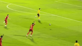 Pha xử lý khó hiểu của Ronaldo trong thế đối mặt