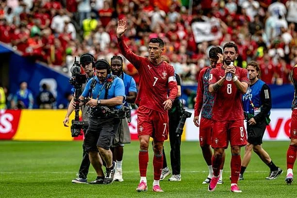Phản ứng của Ronaldo khi nhận câu hỏi liên quan đến Messi Phản ứng của Ronaldo khi nhận câu hỏi liên quan đến Messi