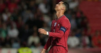 Phản ứng trái chiều của CĐV khi C.Ronaldo bỏ lỡ cơ hội khó tin