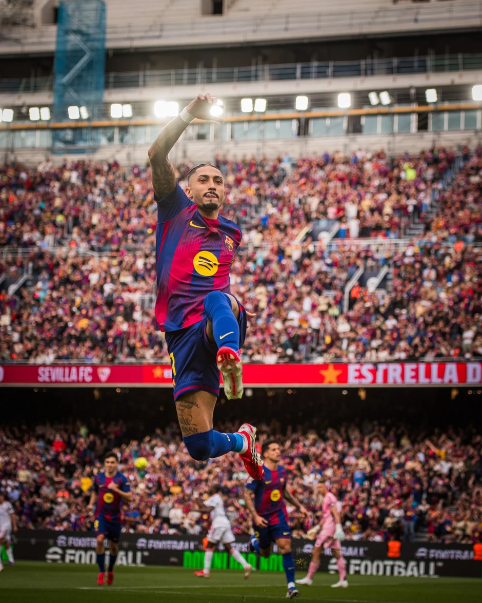 Raphinha lập hat-trick, Barca dập tắt niềm vui của Real Madrid