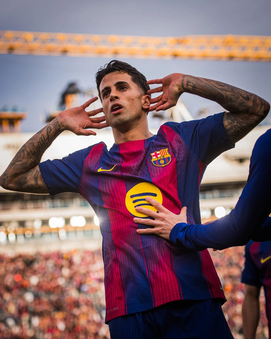 Raphinha lập hat-trick, Barca dập tắt niềm vui của Real Madrid