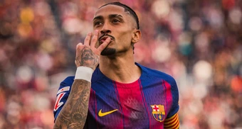 Raphinha lập hat-trick, Barca dập tắt niềm vui của Real Madrid