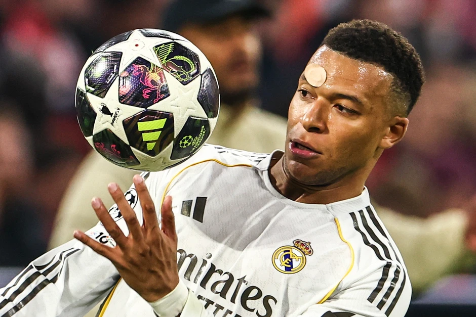 Real Madrid ngột ngạt: Chia phe nhóm và bất mãn Mbappe Real Madrid ngột ngạt: Chia phe nhóm và bất mãn Mbappe