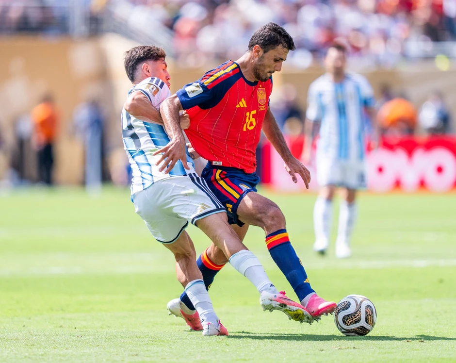 Rodri đẩy Real Madrid và Barca vào cuộc chiến cân não Rodri đẩy Real Madrid và Barca vào cuộc chiến cân não