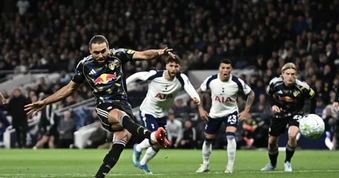 Rơi điểm trước Leeds, Tottenham đối diện nguy cơ rớt hạng