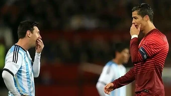 Ronaldo an ủi Messi về nỗi đau mất cha