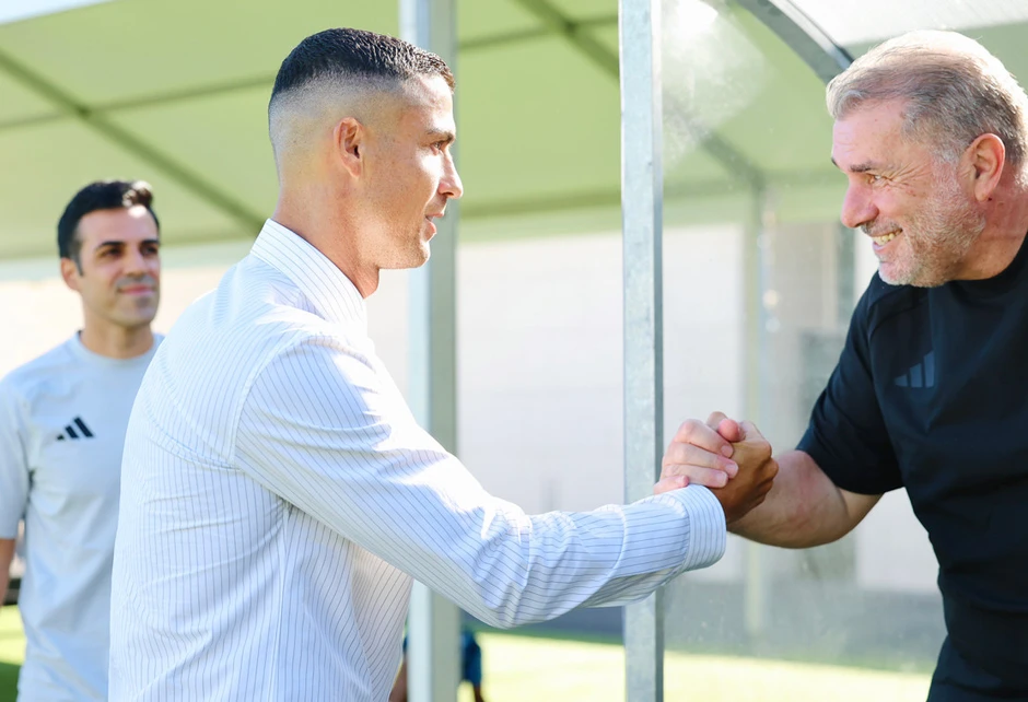 Ronaldo kết thúc kỳ nghỉ, chào ra mắt tân HLV trưởng Al-Nassr Ronaldo kết thúc kỳ nghỉ, chào ra mắt tân HLV trưởng Al-Nassr