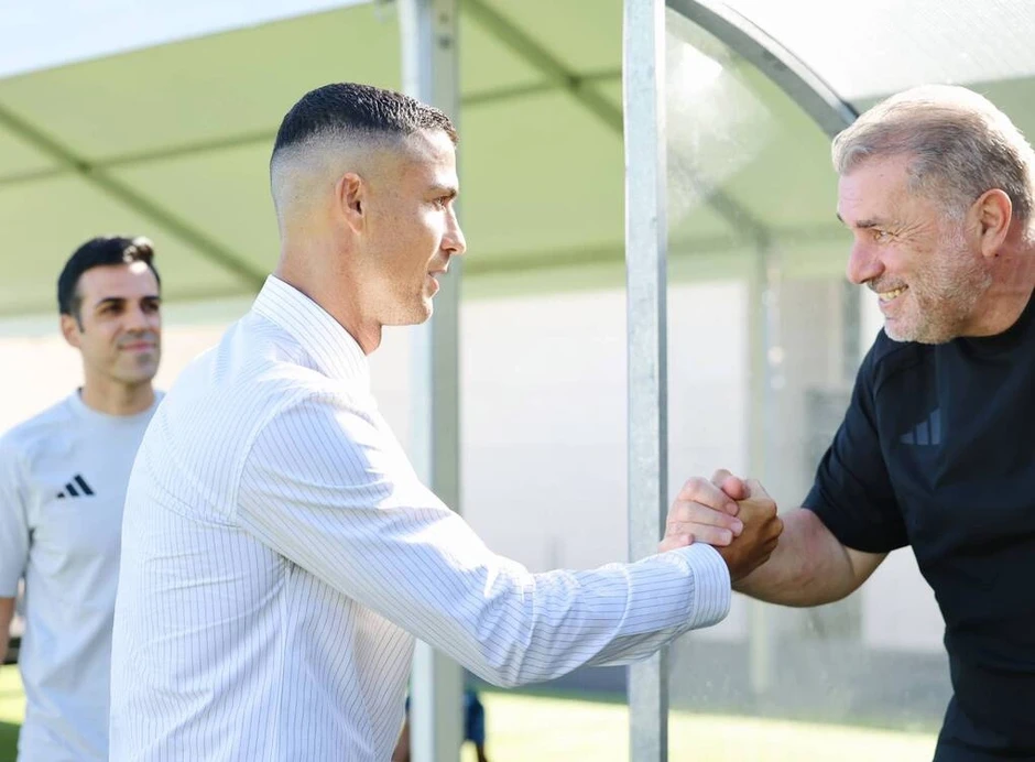 Ronaldo rút ngắn kỳ nghỉ để gặp tân HLV Postecoglu Ronaldo rút ngắn kỳ nghỉ để gặp tân HLV Postecoglu