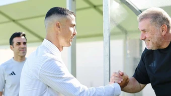 Ronaldo rút ngắn kỳ nghỉ để gặp tân HLV Postecoglu