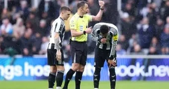 Sao Newcastle nôn ngay trên sân, bác sĩ yêu cầu thay khẩn cấp