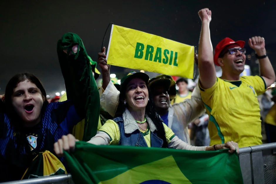 Selecao vào vòng knock-out, người hâm mộ Brazil thấp thỏm vì giờ thi đấu