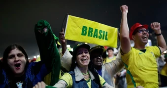 Selecao vào vòng knock-out, người hâm mộ Brazil thấp thỏm vì giờ thi đấu