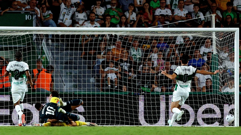 Siêu dự bị Espi cứu Real Madrid và Mourinho phút bù giờ