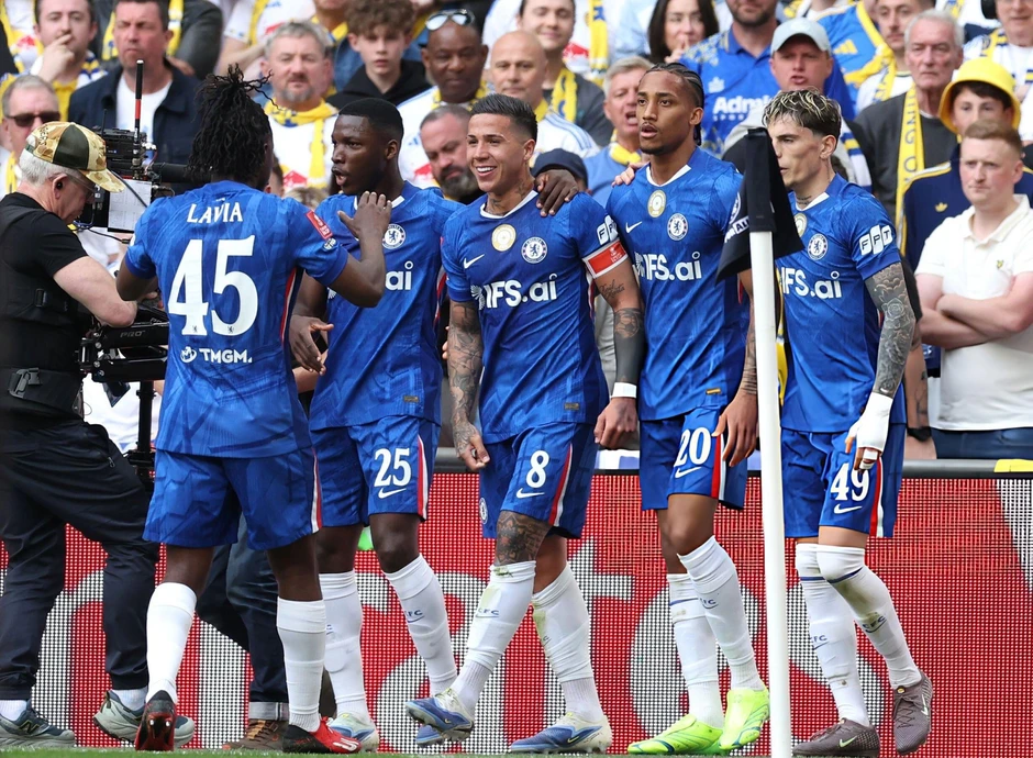 Siêu máy tính dự đoán cơ hội vô địch FA Cup của Man City và Chelsea