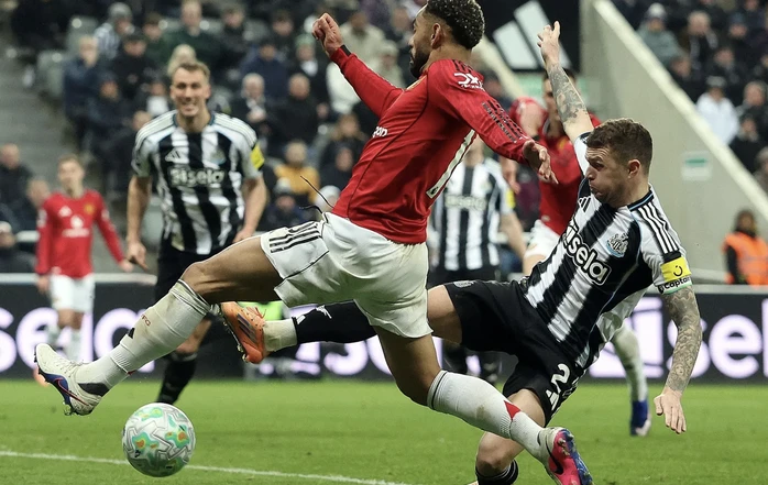 Siêu phẩm của Osula nhấn chìm "Quỷ đỏ", Carrick nhận thất bại đầu tiên với Man United Siêu phẩm của Osula nhấn chìm "Quỷ đỏ", Carrick nhận thất bại đầu tiên với Man United