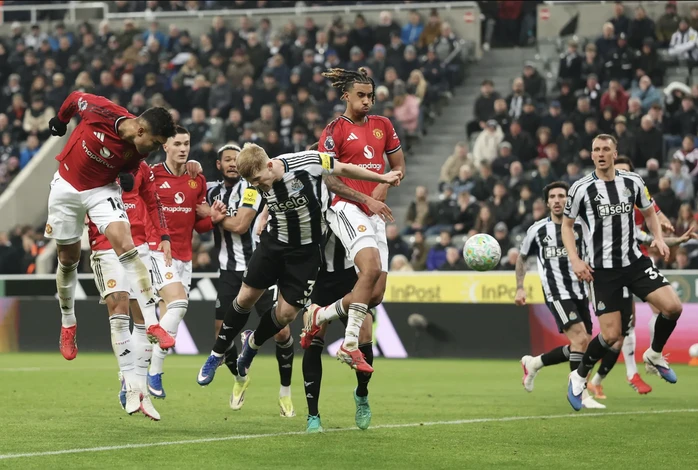 Siêu phẩm của Osula nhấn chìm "Quỷ đỏ", Carrick nhận thất bại đầu tiên với Man United Siêu phẩm của Osula nhấn chìm "Quỷ đỏ", Carrick nhận thất bại đầu tiên với Man United