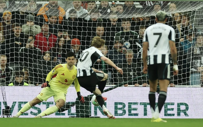 Siêu phẩm của Osula nhấn chìm "Quỷ đỏ", Carrick nhận thất bại đầu tiên với Man United Siêu phẩm của Osula nhấn chìm "Quỷ đỏ", Carrick nhận thất bại đầu tiên với Man United