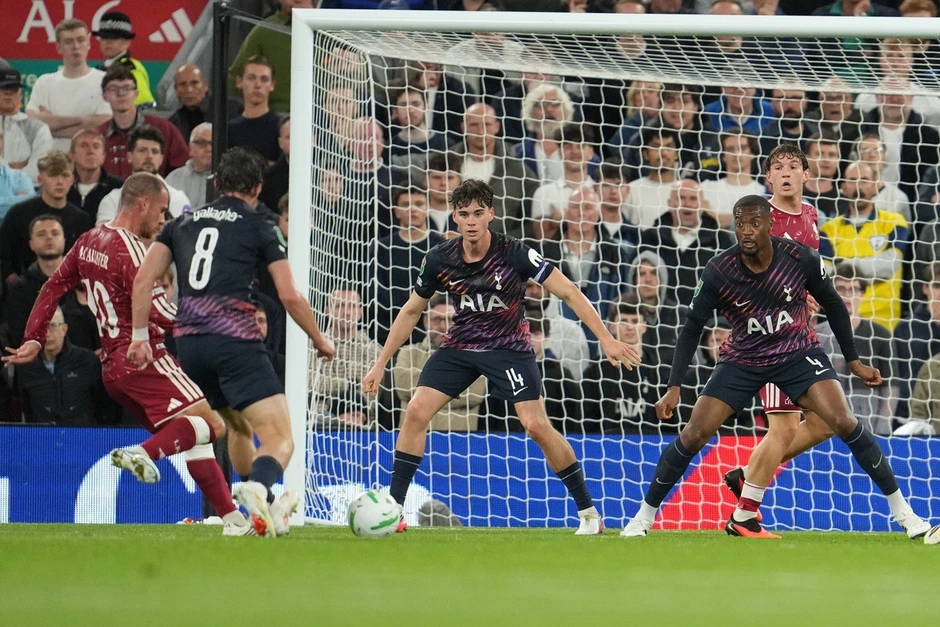 Siêu phẩm của Szoboszlai nhấn chìm Tottenham ở Cúp Liên đoàn Anh Siêu phẩm của Szoboszlai nhấn chìm Tottenham ở Cúp Liên đoàn Anh